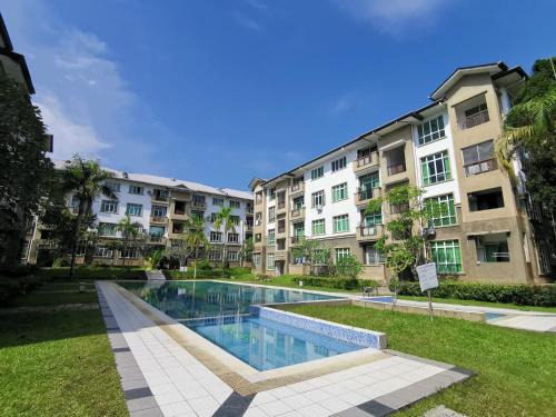 古晋Eden 8pax 3Rooms apartment near Kuching Airport的部分公寓大楼前的游泳池