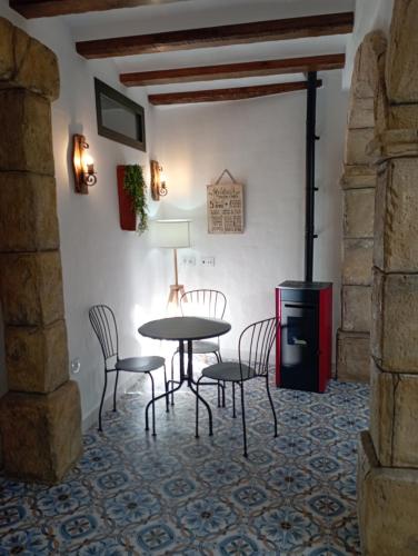 扎哈拉El MANANTIAL的一间带桌椅和炉灶的用餐室
