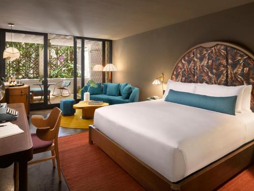 迈阿密Mayfair House Hotel & Garden的一间带大床的卧室和一间客厅