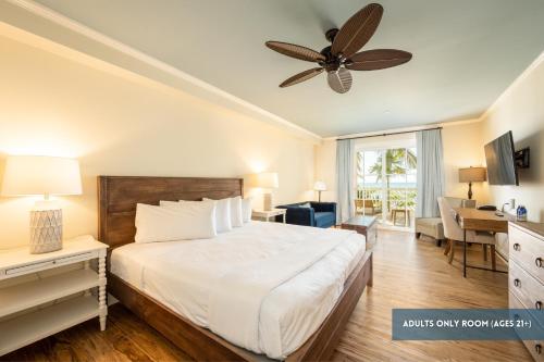马拉松Grassy Flats Resort & Beach Club的一间卧室配有一张床和吊扇