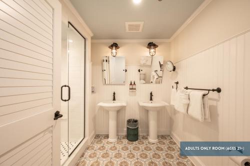马拉松Grassy Flats Resort & Beach Club的白色的浴室设有两个盥洗盆和镜子