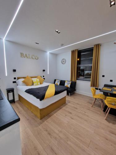 诺丁汉Balco Vista Studio的卧室配有一张床和一张桌子及椅子