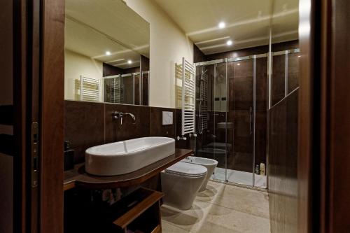 威尼斯Gradenigo Apartments 767的一间带水槽、卫生间和淋浴的浴室
