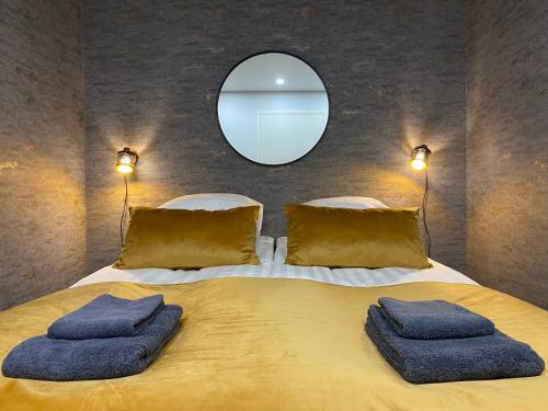 库奥皮奥City Home Alvari, free parking, air conditioning的一间卧室配有一张大床和两条毛巾