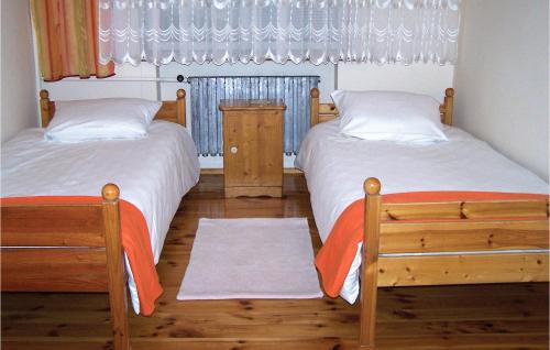 达尔沃沃达尔沃沃I度假屋的一间卧室设有两张床,窗户配有窗帘
