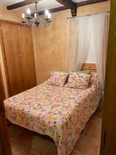 塞特卡萨斯Sevenhouse的小卧室配有鲜花床