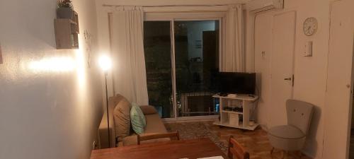 布宜诺斯艾利斯Comfortable Equipped Studio, Strategic Location in Palermo - Amplio Monoambiente en Palermo的带沙发和电视的客厅