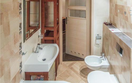 米兹多洛杰Stunning Apartment In Miedzyzdroje With 2 Bedrooms And Wifi的浴室配有白色水槽和卫生间。