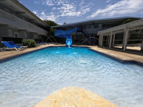 瓜亚尼亚Costa Bahia Hotel, Convention Center and Casino的大楼内一个带滑梯的大型游泳池