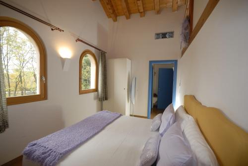 萨奇莱两江乡间别墅酒店的一间卧室设有一张床和一个窗口
