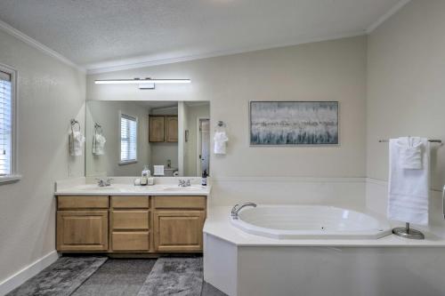 莱赫Lovely Lehi Retreat 27 Mi to Alta Ski Area!的白色的浴室设有浴缸和水槽。
