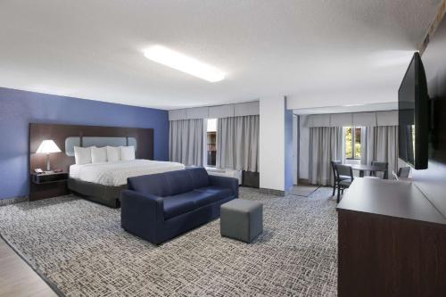 加特林堡加特林堡贝斯韦斯特必住优质酒店的酒店客房配有床、沙发和椅子
