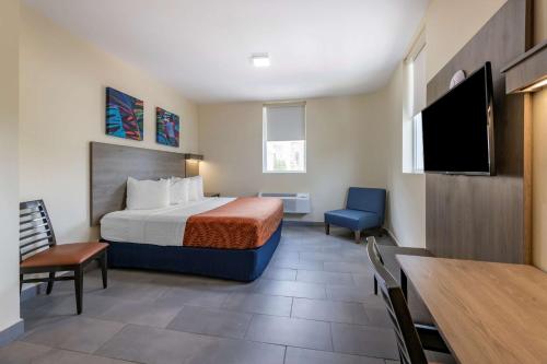 马亚圭斯马亚圭斯市区豪生国际酒店的小型酒店客房配有1张床和电视。