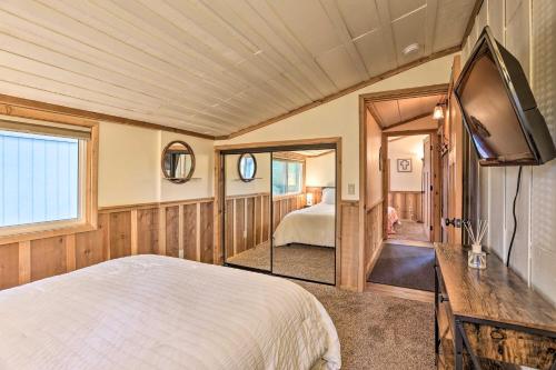 大熊湖Peaceful Big Bear Cabin Walk to Lake Access!的一间卧室配有一张床和一台电视。