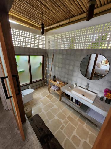 乌鲁瓦图Jellyfish Villas Bingin Beach的一间带水槽和镜子的浴室