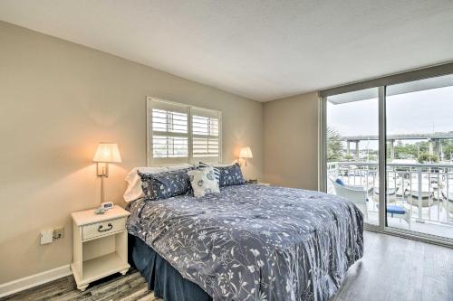 默特尔比奇Harbourgate Resort Waterfront Condo with Pool!的一间卧室设有一张床和一个大窗户