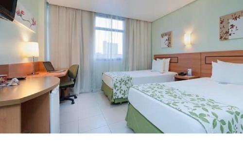 马瑙斯马瑙斯康福德酒店的酒店客房配有两张床和一张书桌