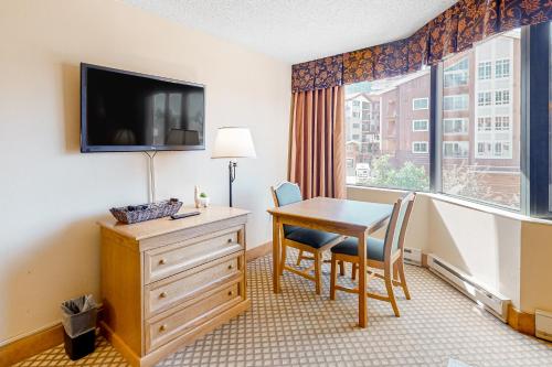 克雷斯特德比特Grand Lodge 369的酒店客房设有书桌和窗户。