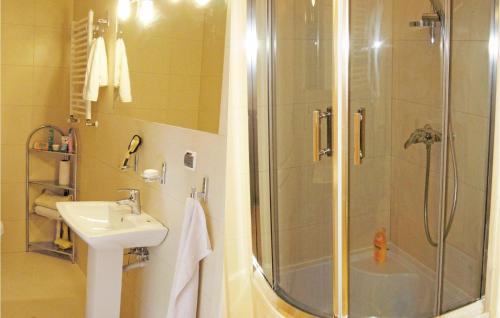 达尔沃沃Stunning Home In Darlowo With Wifi的带淋浴和盥洗盆的浴室