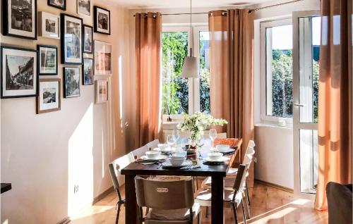 达尔沃沃Stunning Home In Darlowo With Wifi的一间带桌椅和窗户的用餐室