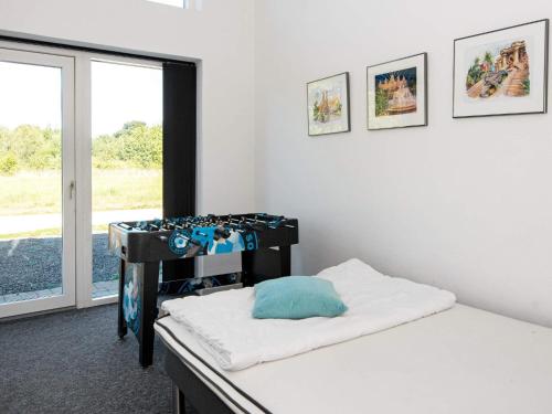 格莱斯堡Holiday home Glesborg L的客房设有床、窗户和桌子。