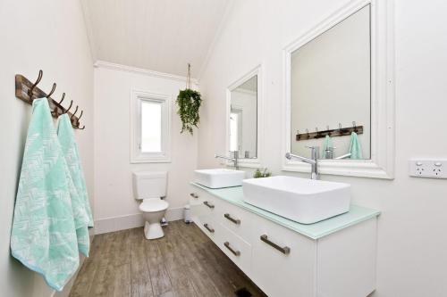 尼尔森湾The Hamptons Beach House near Dutchie's walk to Nelson Bay的白色的浴室设有2个盥洗盆和1个卫生间。