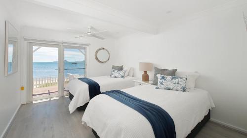 萨拉曼德湾The Beach Shack on Wanda - Brand New Beachfront Luxury的海景客房 - 带两张床