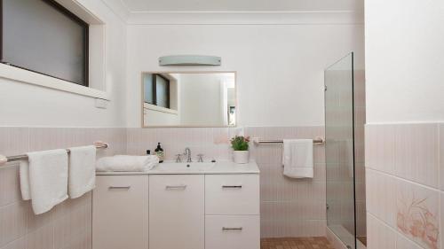 尼尔森湾Dutchie's Dream - Glorious Views And Opposite Dutchies Beach的白色的浴室设有水槽和镜子