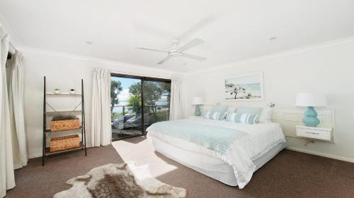 尼尔森湾Dutchie's Dream - Glorious Views And Opposite Dutchies Beach的白色的卧室设有床和窗户