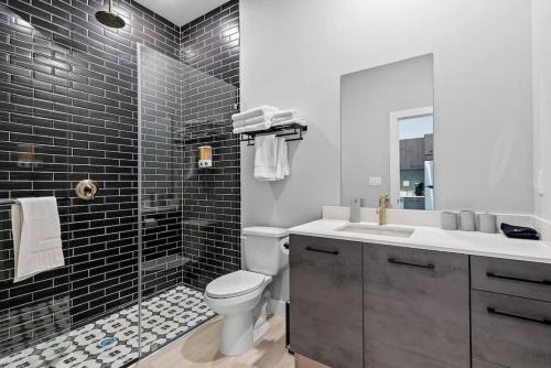 劳德代尔堡Pretty Rola 302 Cozy Condo with King Bed Great Location的浴室设有卫生间和黑色瓷砖淋浴。