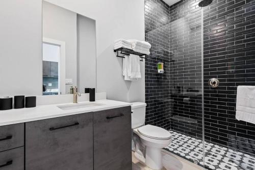 劳德代尔堡Pretty Rola 305 Superior Apartment w King Bed with Designer Furniture的浴室设有卫生间和黑色瓷砖淋浴。