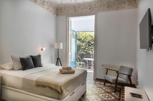 巴塞罗那B-Garden BCN的卧室配有床、椅子和窗户。