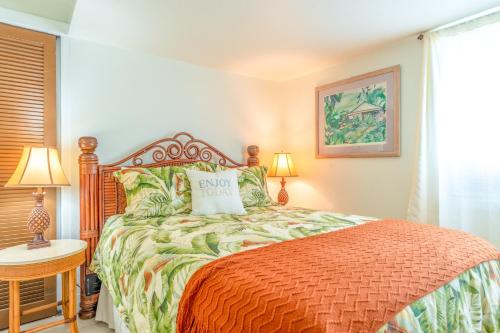 希洛Waiakea Villas 2-207的一间卧室配有一张带枕头的床