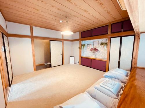 富士吉田市SAMURISE DARUMA的大房间设有两张床和窗户