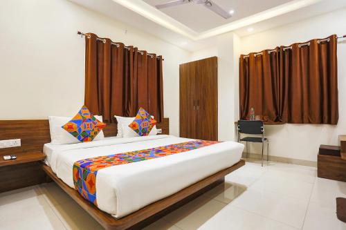 印多尔FabHotel Balaji Paradise的一间卧室,卧室内配有一张大床