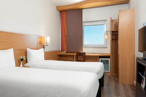 加济安泰普加济安泰普宜必思酒店的酒店客房设有两张床和电视。