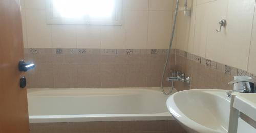 利马索尔ELLA LUXURY APARTMENT - (BREAKBOOKING CY)的带浴缸和盥洗盆的浴室