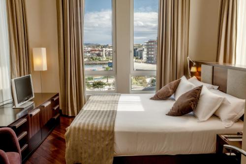 桑图尔特西Hotel URH Palacio de Oriol的酒店客房设有一张床和一个大窗户