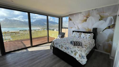 普林格尔贝伊Dreamview Rental的一间卧室设有一张床和一个大窗户