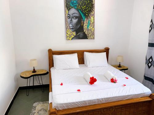帕杰Tamu House Pajé Beach的一间卧室配有一张壁画床