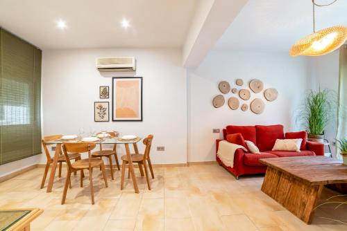 格拉纳达Apartamento Ronda Genil con parking gratuito的客厅配有红色的沙发和桌子