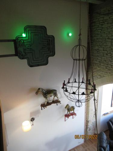 Ver-sur-MerInterludes Normands的一间设有吊灯的房间,墙上有一些动物