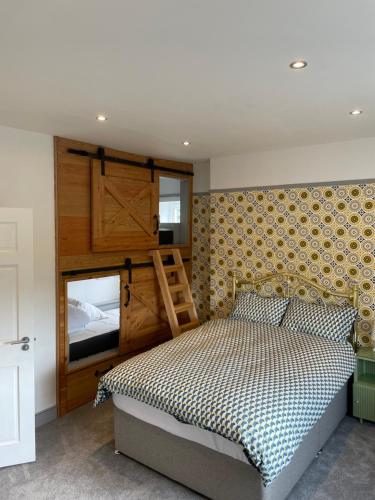 Canty’s的一间卧室设有一张床和木墙