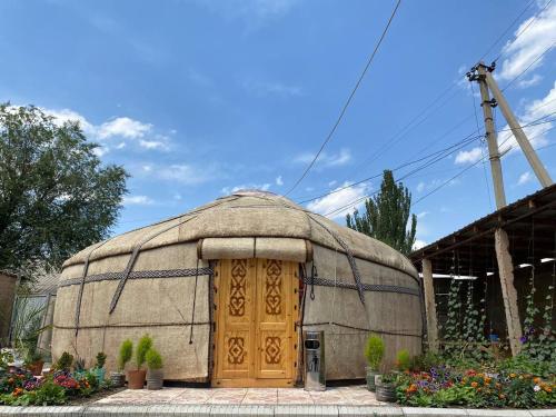 纳伦Naryn Guest House的一座带木门的大型圆顶形建筑