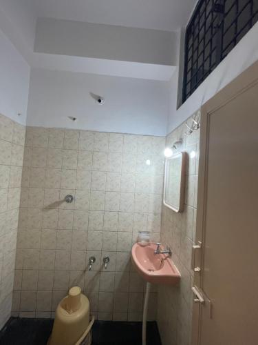 班加罗尔Golden Guest House的一间带粉色水槽和卫生间的浴室