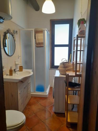马尔扎梅米La casetta di Tina的一间带水槽和卫生间的浴室以及窗户。