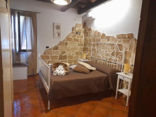 马尔扎梅米La casetta di Tina的一间卧室配有一张石墙床