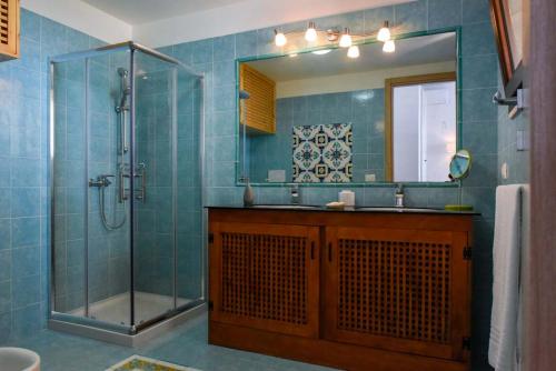 圣卡特琳娜迪纳德Cala D'Aspide的带淋浴、盥洗盆和镜子的浴室