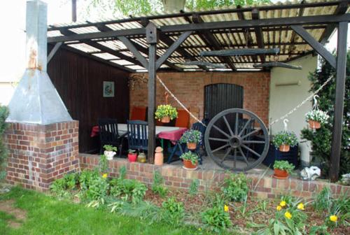 巴贝Ferienhaeuser im Ostseebad Baabe的花园内带大炮的木制凉棚