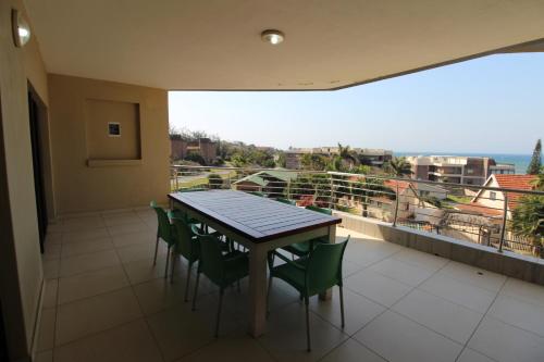 乌旺戈海滩Saints View Resort Unit 17的美景阳台配有桌椅